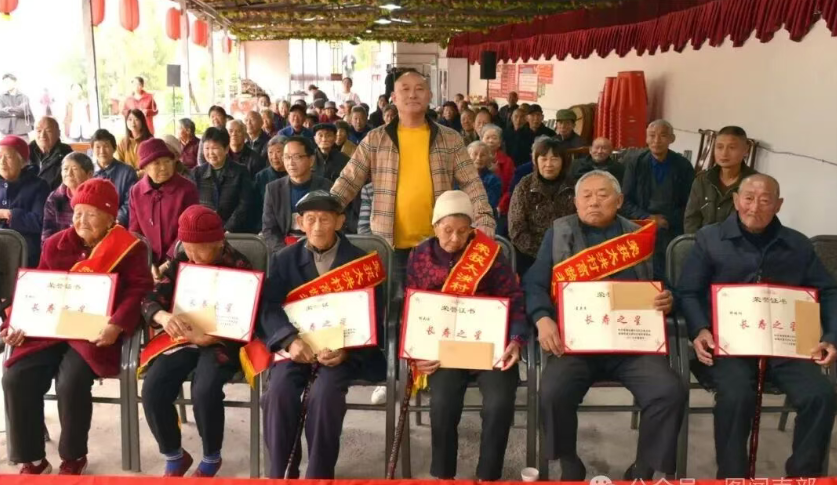 四川南部县好人  杨显富—情暖金秋话重阳，爱心助老传真情